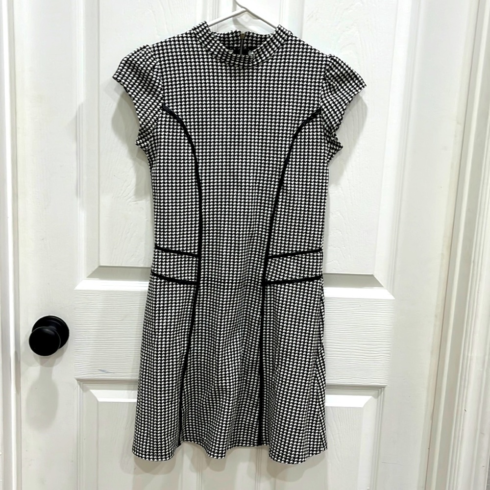 D-Signed Disney dress for girl (size 10/12)